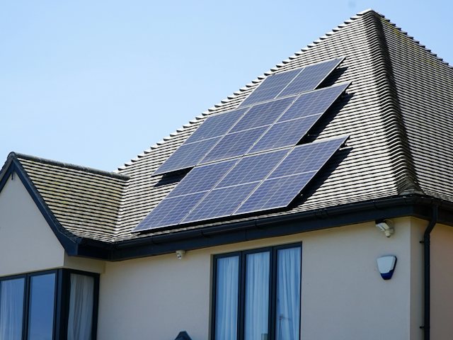 Casa com painéis solares fotovoltaicos no telhado