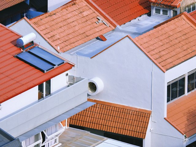 Coletores solares térmicos nos telhados de telha de casas residenciais